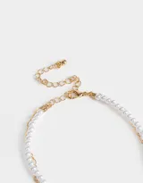 Collar doble con cadena dorada, una con perlas y dije de corazón, y otra con corazones de cristal.