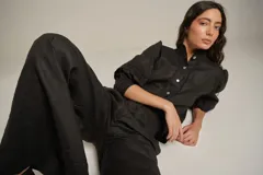Pantalón negro de lino, de pierna ancha y tiro alto.