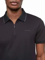 Chomba de manga corta Calvin Klein color negro, con cuello polo con cremallera y ribetes en contraste.
