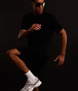 Remera deportiva marrón de corte clásico, confeccionada en tejido tech fleece con tecnología dry, cuello redondo y mangas cortas.