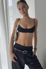 Conjunto de ropa interior de algodón con lycra. Incluye un top recto con terminación de collareta y breteles regulables, y una pantie tipo boxer con recortes y collareta en sus terminaciones.