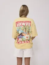 Remera amarilla de algodón con corte oversized y estampado en el frente.