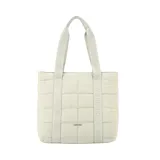 Bolso tipo tote bag color crudo, con diseño acolchado a cuadros y asas con logo de la marca.