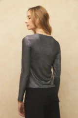 Top brillante elastizado de manga larga y cuello redondo, ideal para looks nocturnos.