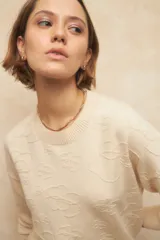 Sweater de manga larga con diseño orgánico de flores a tono, con cuello a la base.