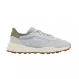 Championes urbanos Lacoste modelo Elite Actv Evo, color gris claro con detalles en beige y suela marrón. Presentan logo de la marca en el lateral y diseño acolchado en el empeine.