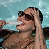 Lentes de sol redondos con montura de carey y lentes verdes.