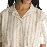 Camisa de manga corta con estampado a rayas verticales y diseño de tablero de ajedrez en color beige y blanco.