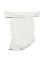 Blusa blanca sin mangas con escote off shoulder, detalle fruncido y calce ajustado.