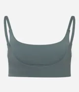 Top deportivo de color verde musgo, con escote redondo al frente y escote pronunciado en la espalda. Presenta breteles finos y una banda inferior ancha para mayor soporte.