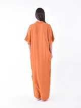 Vestido largo color naranja, de corte amplio, con cuello camisero y mangas cortas.