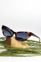 Lentes de sol carey con forma de ojo de gato y lentes degradadas en azul.