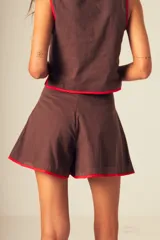 Short negro de cuero sintético, corte holgado.