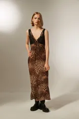 Vestido midi con estampado animal print en tonos marrones y negros, con escote en V y detalles de encaje negro en el corpiño.