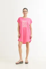 Vestido corto color verde oliva con estampado de dos rostros en color blanco.