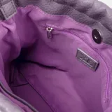 Cartera tipo bucket color lila, con correa ajustable y herrajes plateados. Tiene acceso con cordón y broche metálico, y dos bolsillos internos.