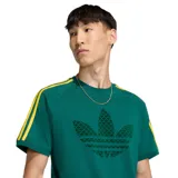Remera Adidas color verde oscuro con mangas raglán y tres franjas amarillas en los hombros. Presenta un gran logo del trébol de Adidas en el pecho, compuesto por pequeños logos del trébol.