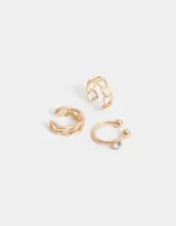 Set de tres cuffs dorados con diferentes diseños: uno liso con bolitas y strass, otro con forma de cadena gruesa y otro con forma de cadena fina.