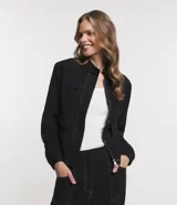 Campera bomber negra de viscosa con cierre delantero, bolsillos con solapa y pespuntes contrastantes en color blanco.