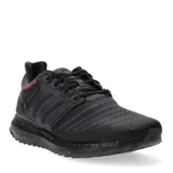 Championes Adidas Ultraboost DNA XXII color negro con detalles en rojo en el talón y las tres tiras laterales.