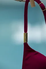 Bombacha de bikini colaless color marrón con estampado de logos.