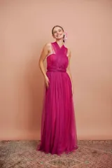 Vestido largo color fucsia de micro tul, strapless y multi posición.