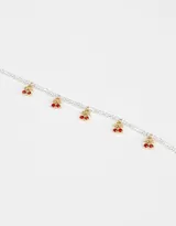 Collar corto de perlas sintéticas con dijes de cerezas rojas y doradas.