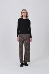 Remera de manga larga ajustada al cuerpo, color negro, con cuello redondo a la base y tejido acanalado.