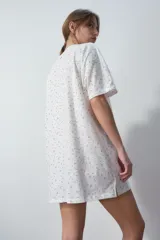 Camisón corto blanco con estampado de lunares rojos y bordado con la frase "pour faire la sieste".