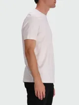 Camiseta color tostado de corte clásico con cuello redondo y logo bordado en el pecho.