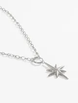 Collar plateado de acero quirúrgico hipoalergénico con cadena de eslabones y dije de estrella de ocho puntas desmontable.