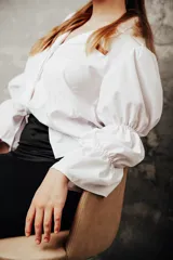 Camisa blanca de algodón con mangas largas abullonadas y puños elásticos.