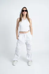 Musculosa negra con capucha y espalda descubierta.