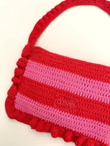 Cartera tejida a crochet con hilo 100% de algodón, con diseño a rayas y volados bordeando la cartera extendiéndose hacia la manija.