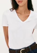 Camiseta rosa de manga corta con cuello en V y corte entallado.