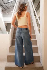 Musculosa corta color crema, de morley de algodón, con cuello cuadrado y breteles anchos.