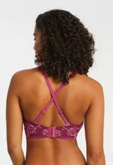 Conjunto de lencería color lila compuesto por un bralette de encaje floral sin aro ni relleno, con breteles regulables y cierre trasero, y una bombacha tipo shorty con detalle de encaje en la cintura.