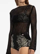 Sweater de tejido calado negro, con manga larga y cuello bote.