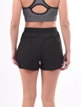 Short deportivo negro con calza interna ajustada y cintura elástica.