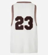 Musculosa de punto color crema con cuello redondo y bies contrastante en marrón. Presenta el número 23 estampado en el frente y un pequeño logo con una estrella.