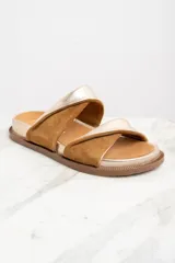 Sandalias bajas con base dorada y dos tiras anchas cruzadas en cuero color marrón y dorado.