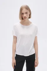 Remera blanca de viscosa con cuello redondo y apliques de strass.