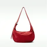 Bolso marrón de gamuza con forma de media luna y tachas plateadas. Tiene correa de hombro ajustable con hebilla metálica y cierre superior con cremallera.