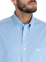 Camisa de hombre RKF, modelo WF PB, de manga larga con diseño a cuadros celestes y blancos. Tiene cuello abotonado, bolsillo en el pecho con logo bordado y tecnología wrinkle-free.