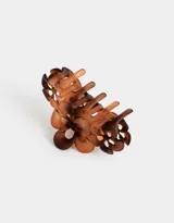 Broche para el pelo negro con forma de tres flores.