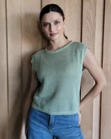 Musculosa de punto color verde claro, con cuello redondo y sisas anchas.