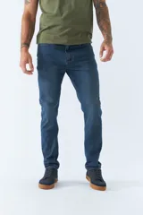 Jean de hombre de corte regular, color azul denim.