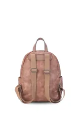 Mochila color rosa de símil cuero con bolsillos frontales con cierre. Tiene asa de mano rígida y correas regulables.