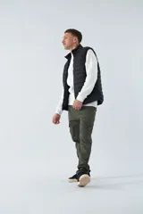 Chaleco de nylon azul marino para hombre con logo en goma y bolsillos con cierre.