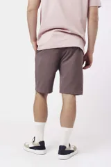 Bermuda de gabardina color verde oliva, corte recto y largo a la rodilla.